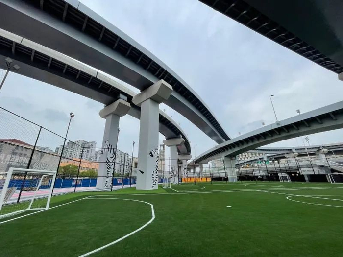 中环北虹立交桥下空间。  摄于 2021年2月、6月