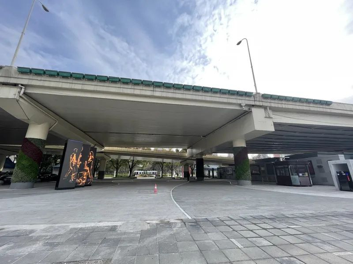 更新后的新虹桥中心花园北侧出入口。摄于2023年2月