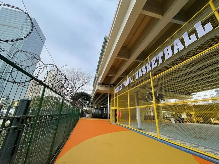 球场“紧贴”高架桥、市政道路（延安西路）和地道