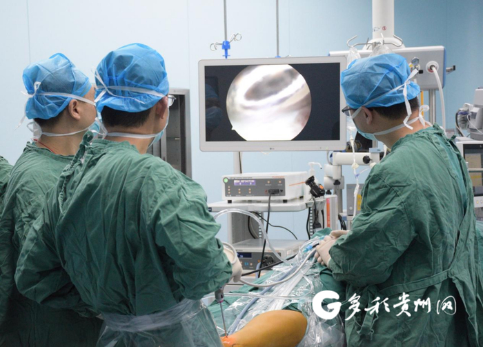 李莹带领科室团队为患者手术