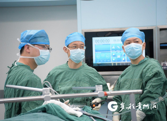 李莹带领科室团队为患者手术