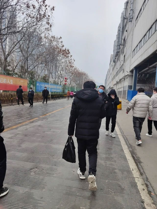 中午，富士康员工下班。图 | 九派新闻 李韵聪