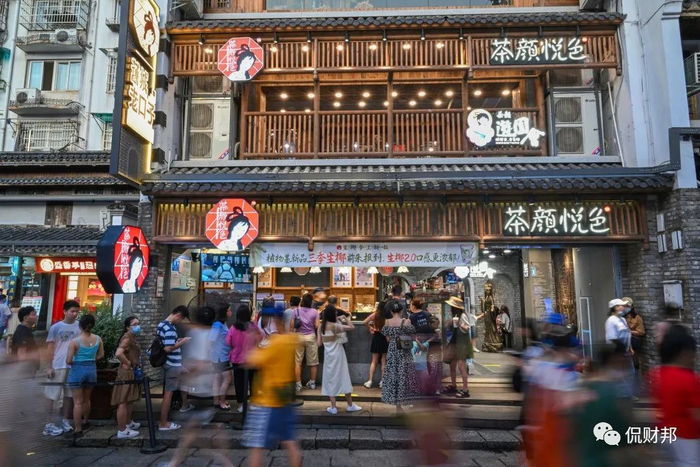 （2022年7月29日傍晚，顾客排队购买茶颜悦色。湖南日报全媒体记者 郭立亮 摄）