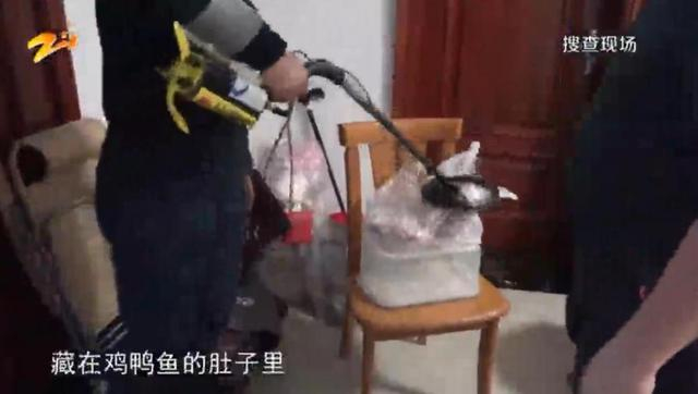 ▲江汛波将收受的金条金饰等贵重物品，藏在鸡鸭鱼的肚子里。