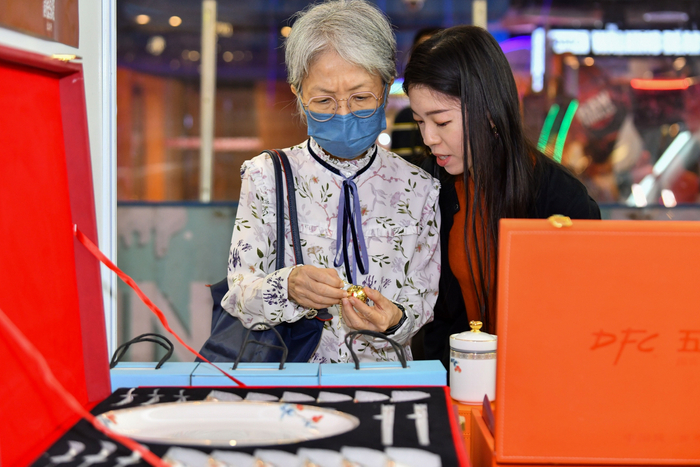 2月11日，在马来西亚雪兰莪州双威城，民众参观陶瓷展览。冯慧薇摄