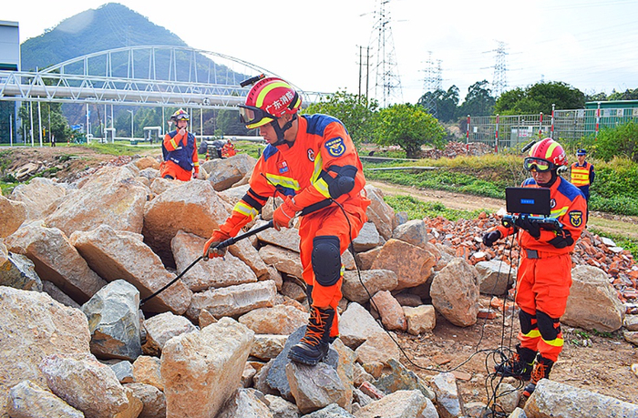 演练中，消防员在“废墟”中搜索生命迹象。苏振华 摄