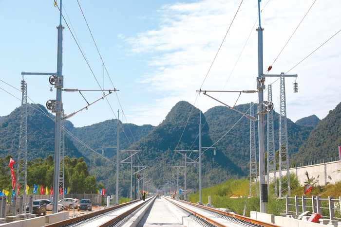 贵南高铁接触网架设（资料图）  通讯员 莫小斌摄