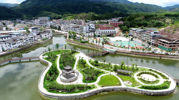 南雄江头镇通过“139”整治提升，镇域环境有了全面提升，也吸引了越来越多村民迁入居住。张伟 摄