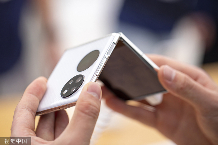 华为折叠手机P50 pocket。视觉中国 图