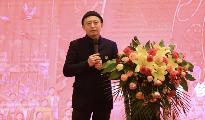 中央美术学院教授、博士生导师，2023年央视春晚视觉总监费俊