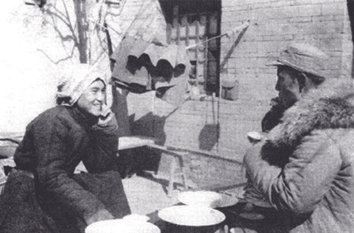 抗战时期，吕正操与老乡亲切交谈