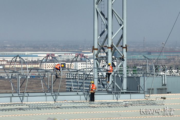 　　3河钢浦项汽车板项目建设现场的建设者。宋昕阳 摄