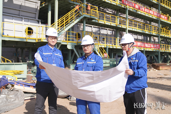 　　新版水印1在河钢浦项汽车板项目建设现场，技术人员正在对照施工图纸交流实际问题。长城网·冀云客户端记者 冯立华 摄