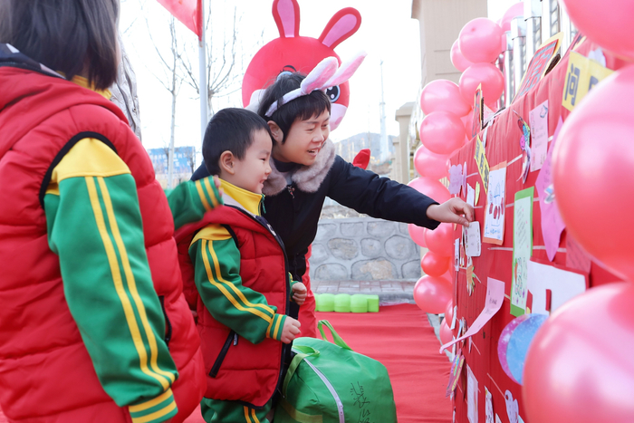天津市蓟州区第一幼儿园小朋友和园长妈妈一起贴心愿卡  蓟宣 摄