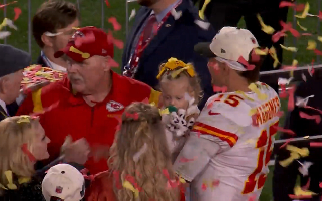 酋长又一冠，萌娃来添彩。  视频截图