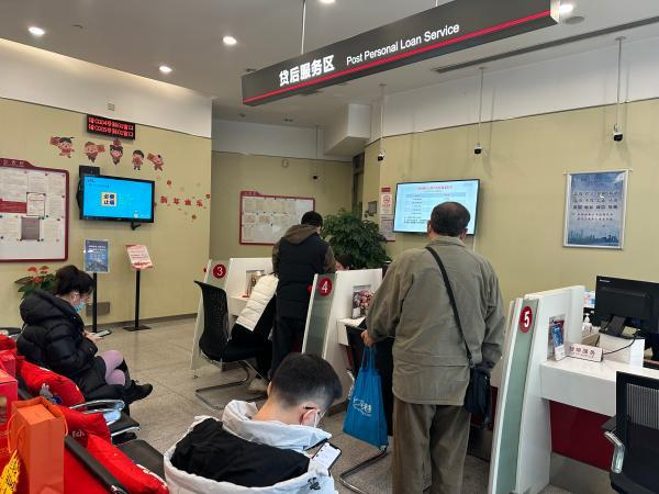 △招商银行贷后服务中心内，前来排队申请提前还贷业务的客户。