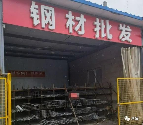 　　（钢材批发网点无人问津；苗诗雨/摄）