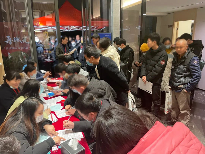 （在文投万和竞界售楼部，等待缴款的购房者排起长龙。文投万和竞界/图）