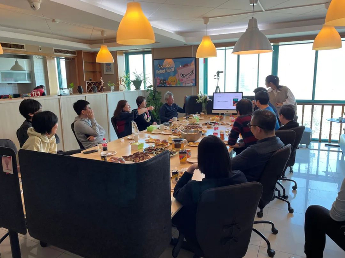 图为《中国奇谭》导演内部讨论会。