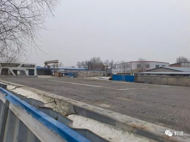 （昔日钢厂大门紧闭，内部已无钢材存放痕迹；苗诗雨/摄）