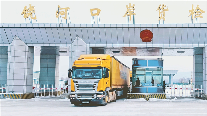     货车通过口岸。