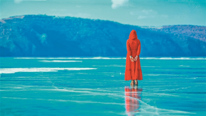     冰封江面上的红衣女子。张宪帮摄