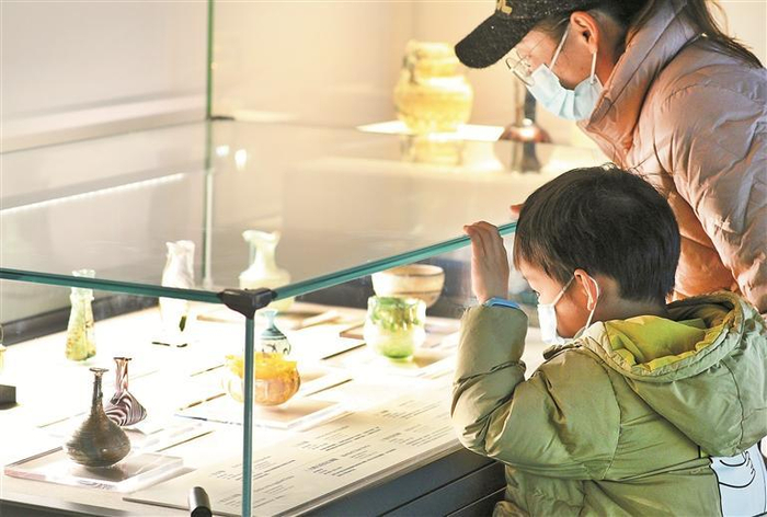 观众观看“澄凝灼烁”展品。本版图片均由深圳晚报记者 余海洪 摄