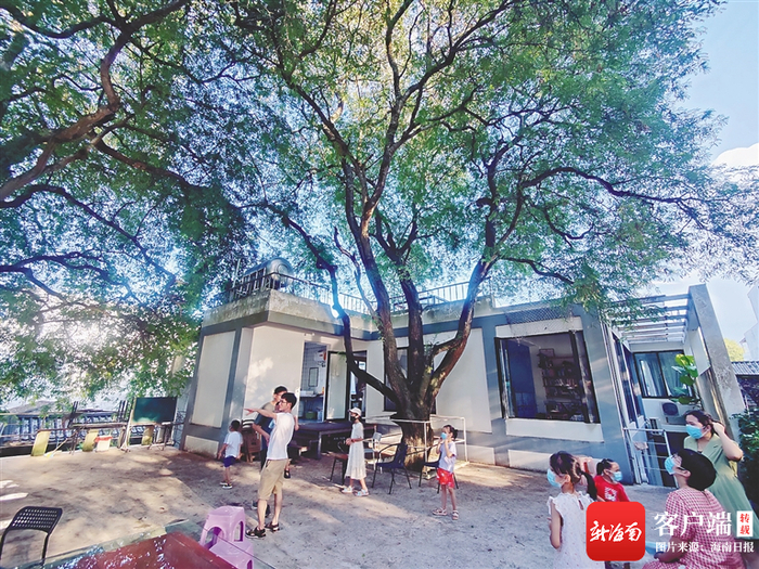 访客参观平民书馆。图片由蓝丝带海洋保护协会提供