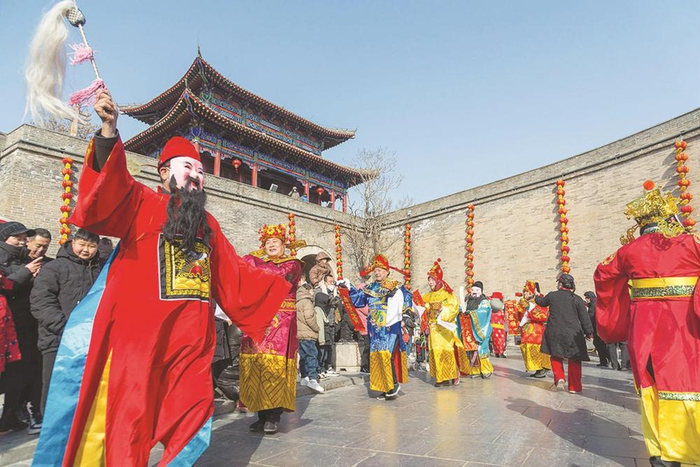         永年广府古城民俗表演吸引游客观赏。     陈之忠 摄    