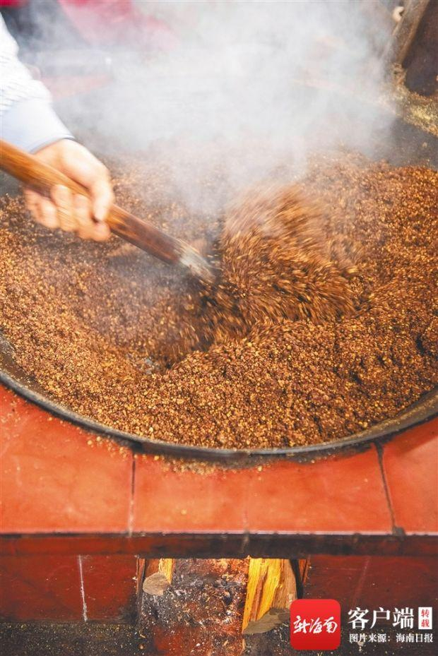 在大铁锅中翻炒茶籽。蒙钟德 摄