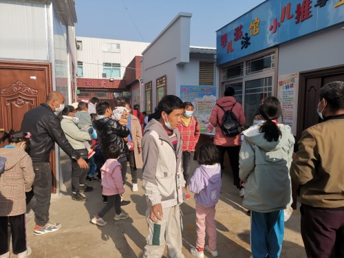 　　启动仪式举行前，先心病筛查地点已有人排起长队。