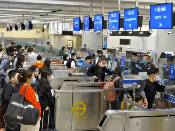 深港口岸全面恢复正常通关首个周末，西九龙站口岸迎来大量旅客。