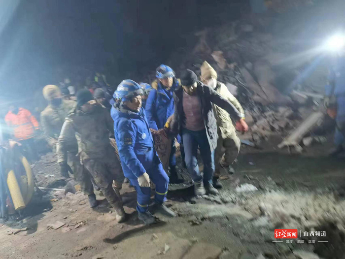 蓝天救援队地震救援现场。