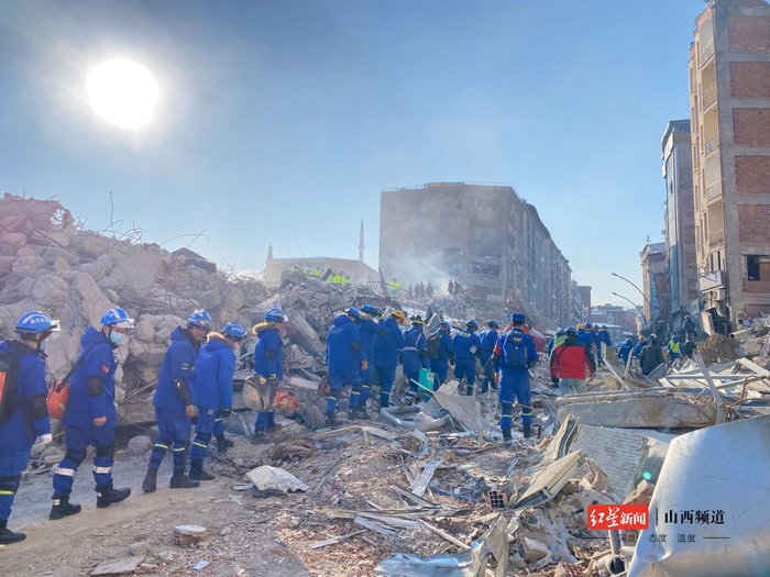蓝天救援队搜救三队25人携带液压机、液压钳、生命探测仪等专业救援装备进入灾区救援现场，来自山西的队员参与其中。
