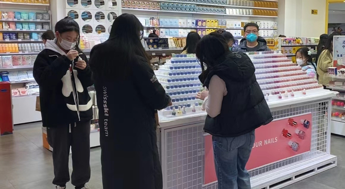 来逛线下门店的顾客多了起来。