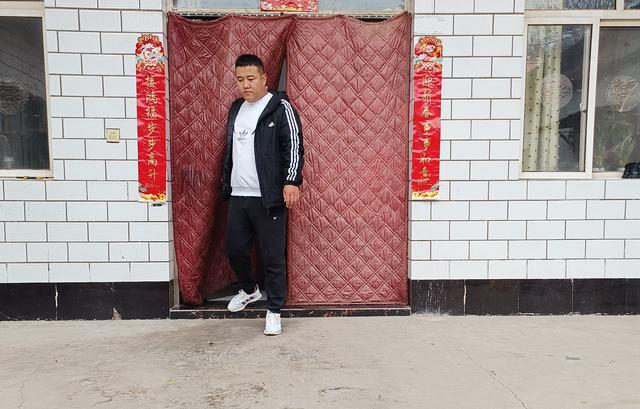 李伟在自家门前。受访人供图