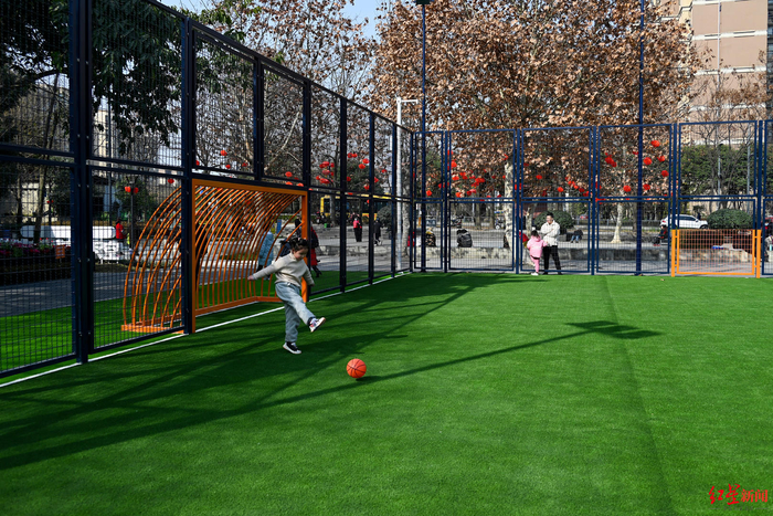 ▲小朋友在克鲁伊夫球场玩耍、锻炼