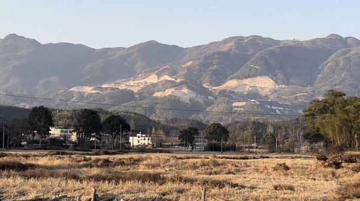 花桥乡锂矿石产区，部分山体被挖开。摄影：刘丁  郑可书