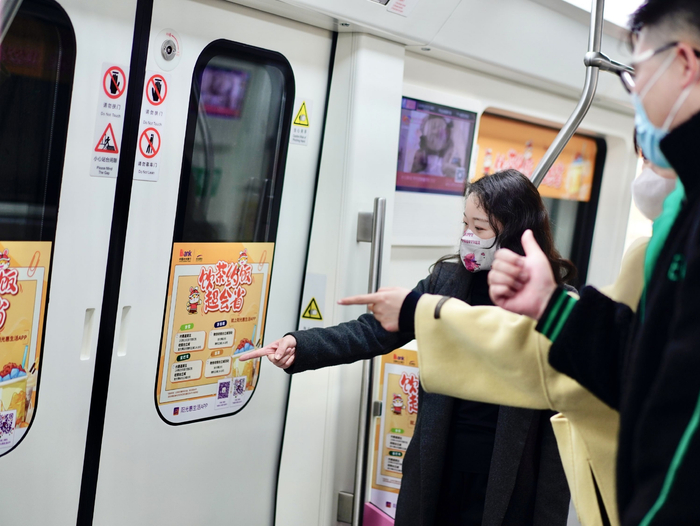 　　（图/乘客在围观车厢）