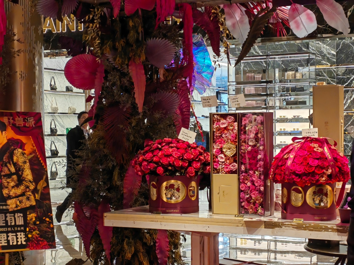 线下门店为情人节营造氛围。