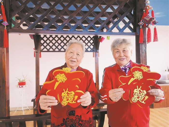     春节期间，老人在六师五家渠市吾家乐宝养老总院参加多彩活动（资料图片）。    沈欣玥  摄