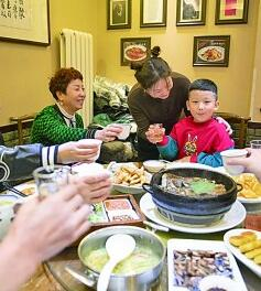 &nbsp;&nbsp;&nbsp;&nbsp;黑龙江哈尔滨市道里区一餐厅内，人们聚餐庆祝佳节。新华社发