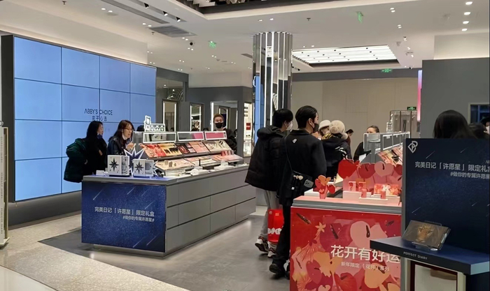 今年的情人节，来逛化妆品门店的情侣有点多。