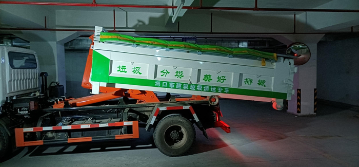 　　图为建筑垃圾清运专车在卸下收运箱