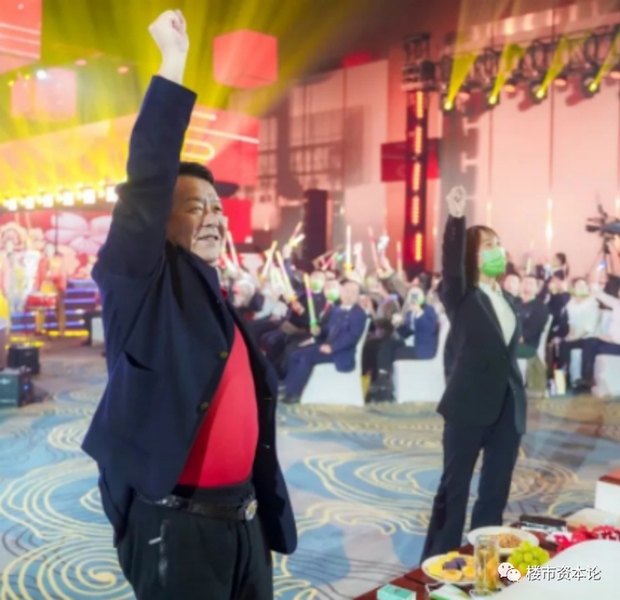 晚会上的郑鹏（左）