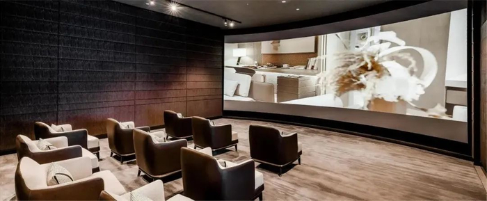 曾经，上海随着时代浪潮奔涌向前，海纳百川、开放包容。