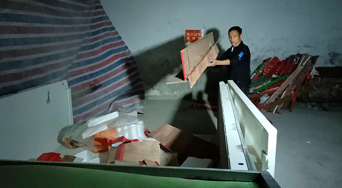 　　图为工作人员在将建筑垃圾收运入箱子内