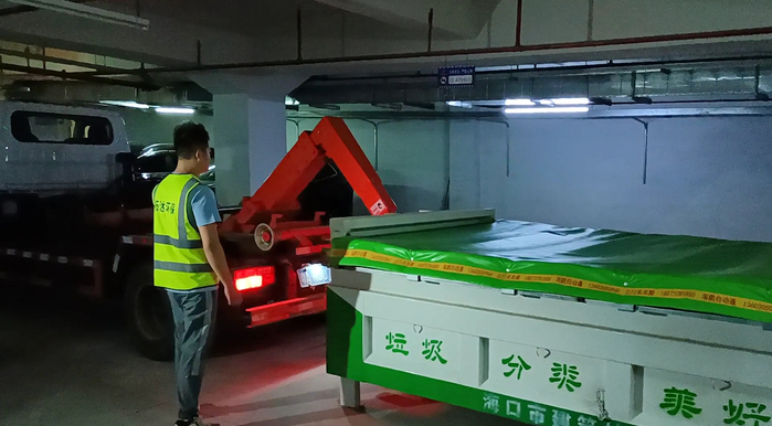 　　图为收运人员来到小区进行清运作业