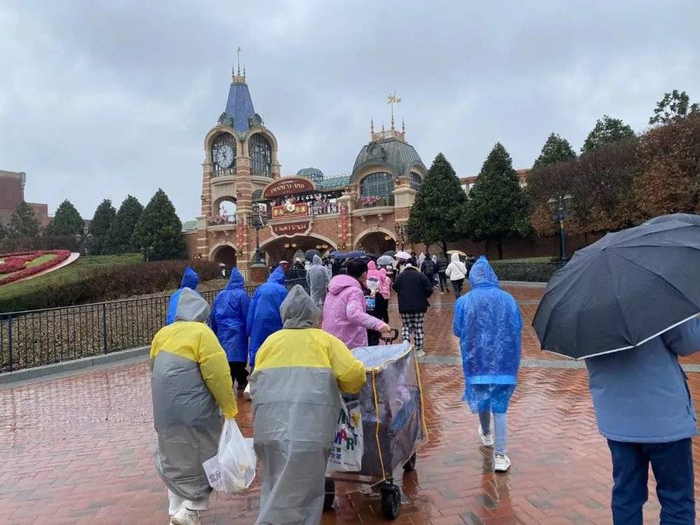 甚至不怀好意地选个冷冷冰雨的日子去