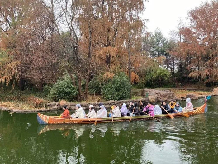 不知为何隊排着排着就开始划船了